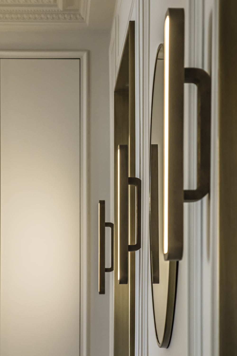 Hublot alabaster wall sconce