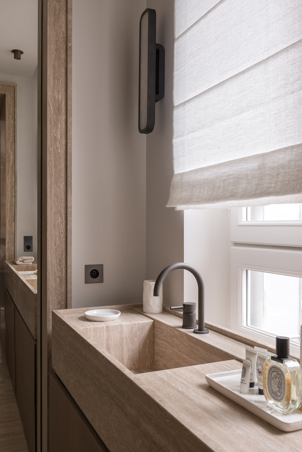 Hublot alabaster wall sconce